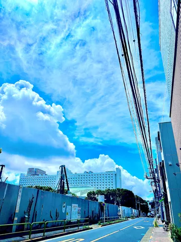 青空と電線、街の日常