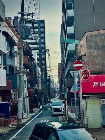 都市の細道に刻まれた光