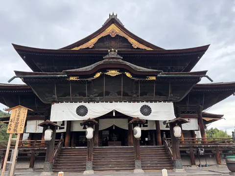 荘厳な寺院、雲に覆われた空