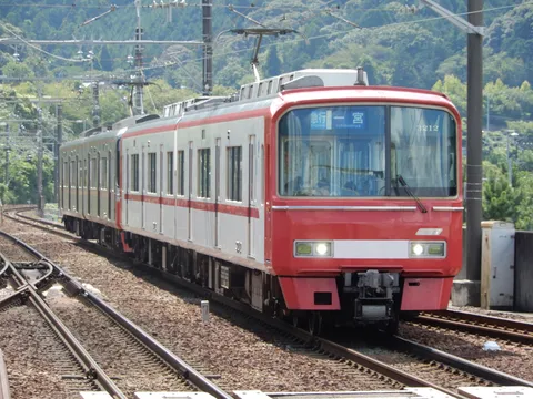 午後の鉄道風景、緑の山々を背景に