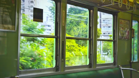 緑が流れる車窓