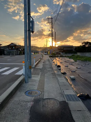 夕暮れ、電線と街路灯のシルエット