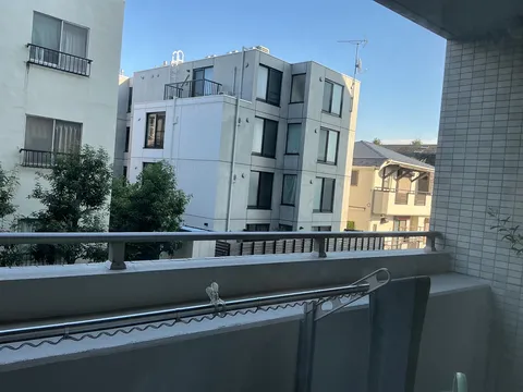 窓辺の静かな街景