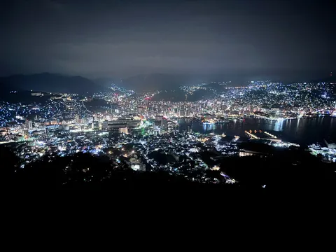 海風と灯りが重ねる夜景