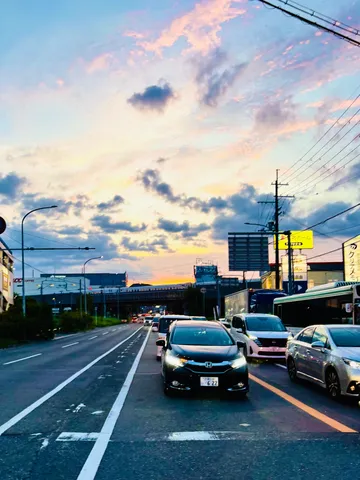 夕暮れの交差点、流れる時間