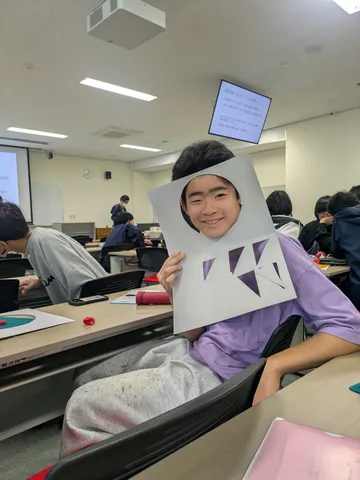 穴から覗く笑顔