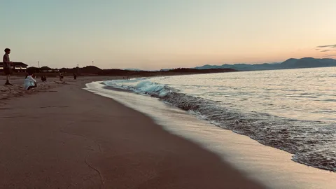 夕暮れの波と静かな浜