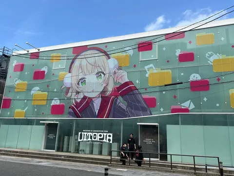 見上げる巨大な壁画と展覧会
