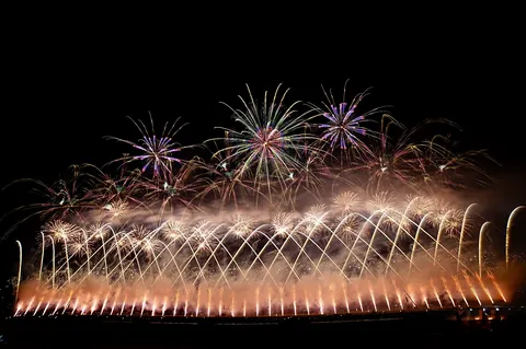 夜空を駆ける花火の影