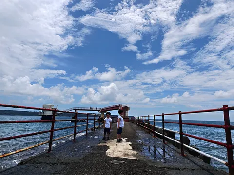 潮風の橋の上で