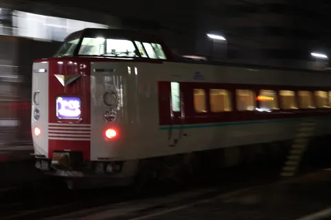 夜の疾走、灯りの軌跡