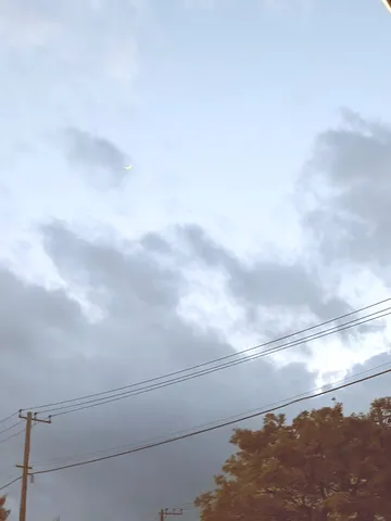 空に浮かぶ三日月と電線