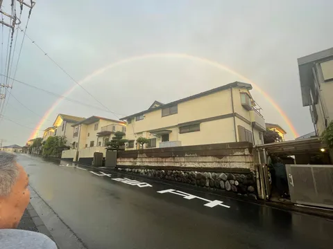 虹と雨上がりの街並み