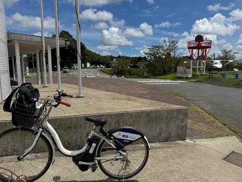 飛行機と自転車、不思議な組み合わせ