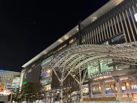 煌めく夜の都市景観