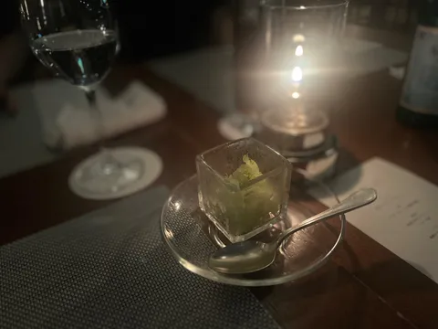 灯りの中の緑の宝石