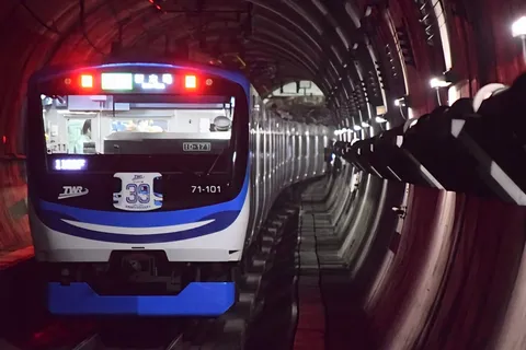 トンネルを走る青い車両