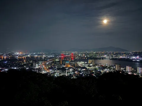 満月と夜景の共演