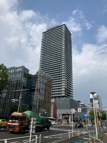 都市にそびえる高層ビルと日常の風景