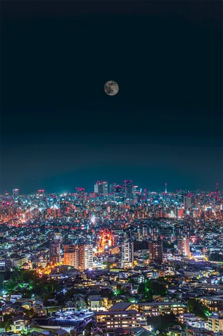 月明かり、街はまだ営業中