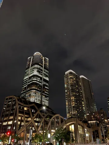夜景に浮かぶ未来都市