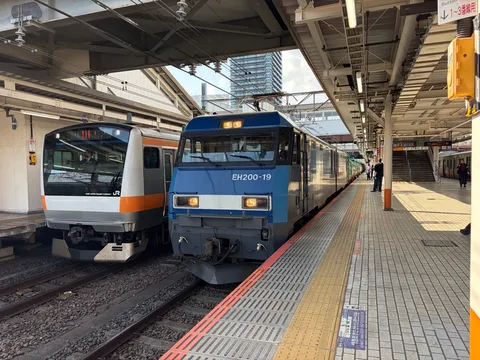 駅に佇む、二つの顔