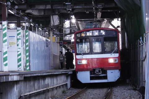 駅へ向かう赤い電車