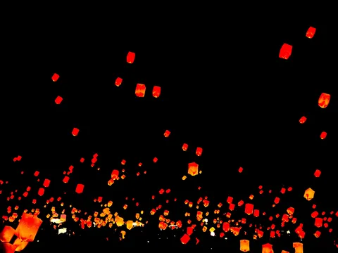 星空に舞う、希望の灯り