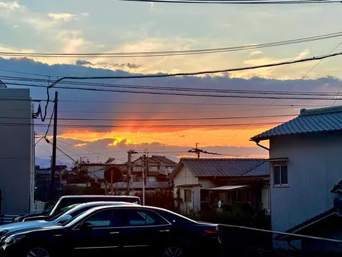 夕暮れの街並に橙の輪郭