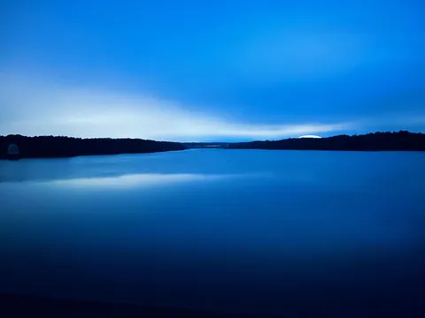 静寂の青、水面に映る光