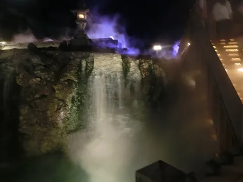 湯けむり温泉、夜の滝。