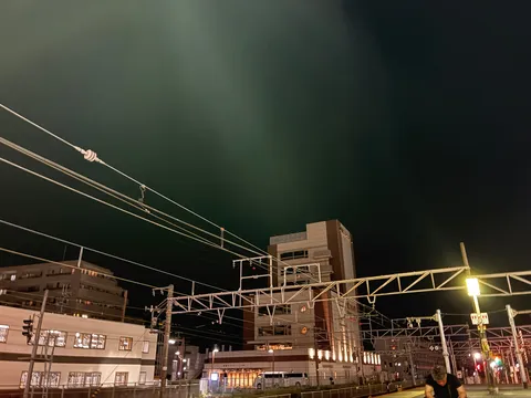 夜の鉄道、都会の灯り