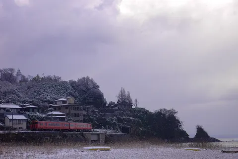 雪景色に映える赤い電車