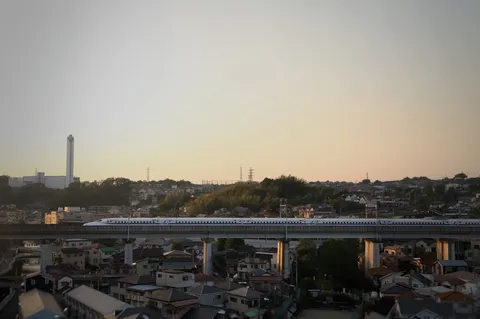 夕暮れの街と新幹線