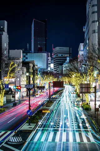 光跡が走る冬の街