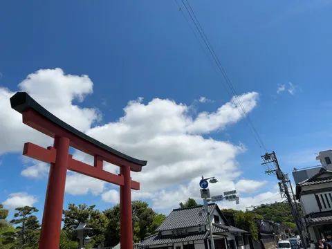 空と鳥居、日常の風景