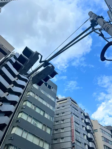 都会の信号、空への誘い