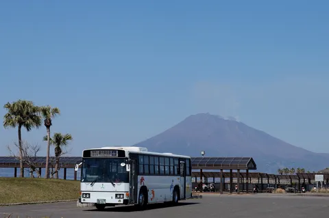 青空と山とバスの風景
