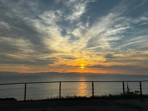 夕陽と海の静かな瞬間