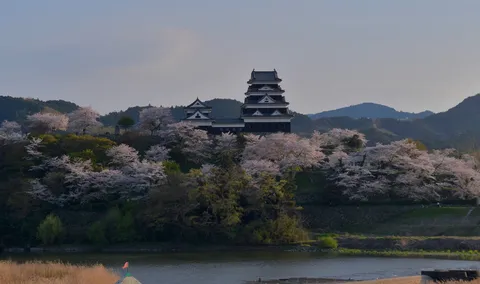 春空に浮かぶ桜の城