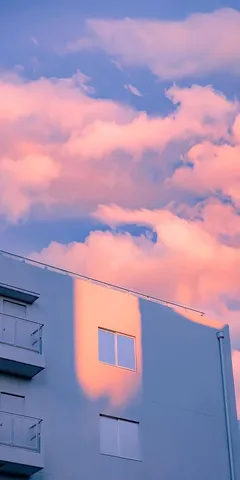 夕焼けに染まるビルと空
