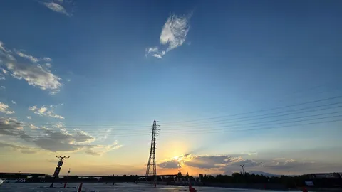 送電線と夕焼けのグラデーション