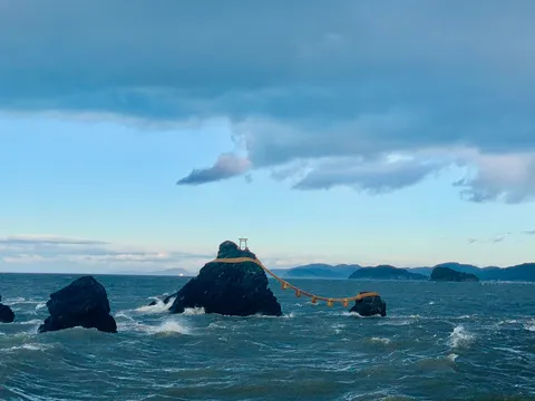 荒波に立つ神聖な鳥居