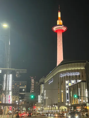 京都タワー、夜景とネオンの交差点