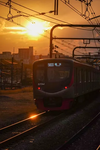 夕陽に染まる、旅立ちの列車