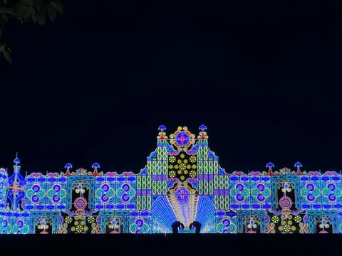 光の建築、夜空に輝くファンタジー