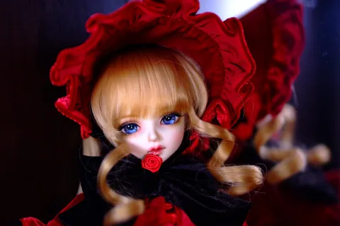 深紅の誘い、吸い込まれる瞳