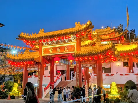 朱灯にきらめく夜の楼閣