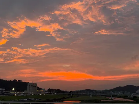 茜色の空と街の静けさ