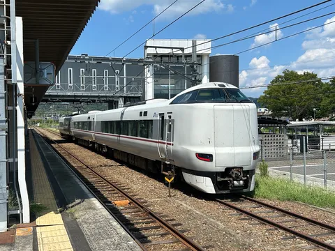 飛ぶように走る白の列車